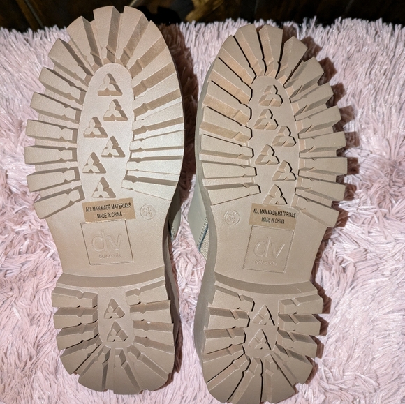 NWOB DV by Dolce Vita Mushroom Clogs. Size 6.5 - Picture 2 of 3